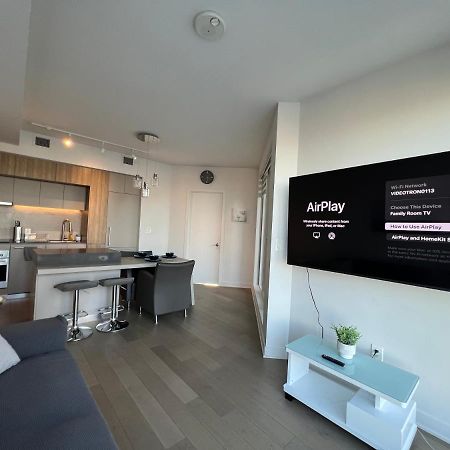 Beautiful One Bedroom Downtown Condo With Pool And Free Parking Montréal Extérieur photo