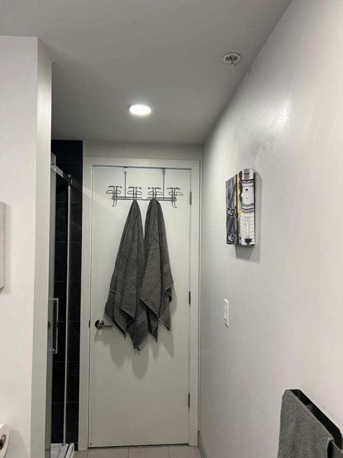 Beautiful One Bedroom Downtown Condo With Pool And Free Parking Montréal Extérieur photo