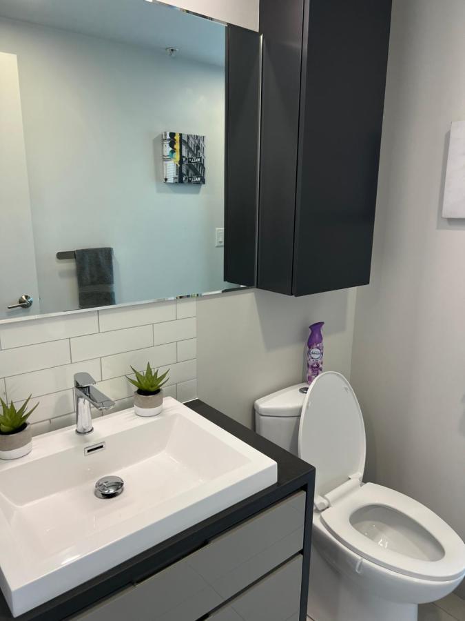 Beautiful One Bedroom Downtown Condo With Pool And Free Parking Montréal Extérieur photo