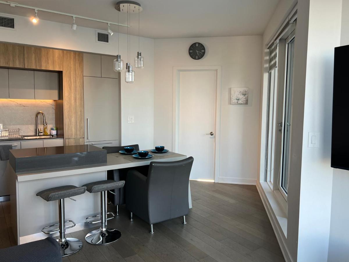 Beautiful One Bedroom Downtown Condo With Pool And Free Parking Montréal Extérieur photo