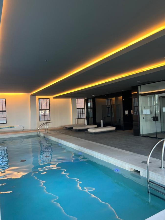 Beautiful One Bedroom Downtown Condo With Pool And Free Parking Montréal Extérieur photo