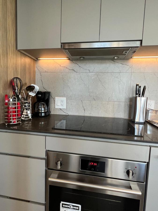 Beautiful One Bedroom Downtown Condo With Pool And Free Parking Montréal Extérieur photo